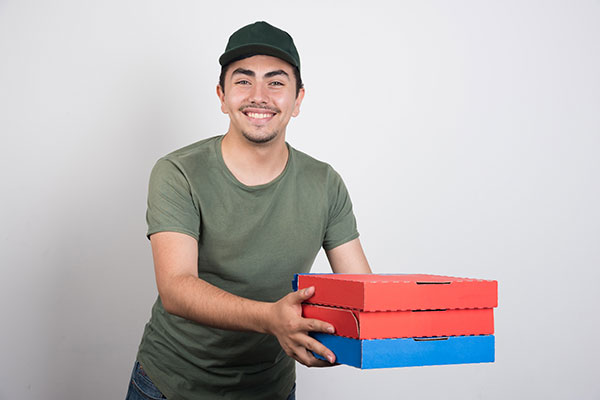 عکس مرد جوان پیتزا بدست