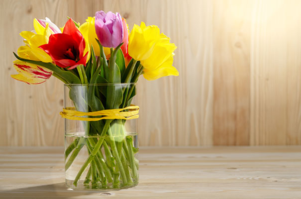 عکس شاخه گل های رنگی در ظرف آب
