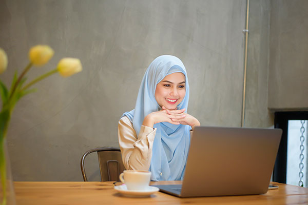 عکس کارمند زن