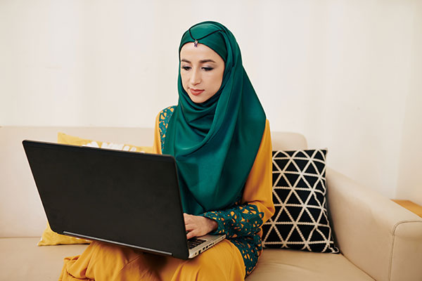 عکس زن محجبه در حال کار با لپ تاپ