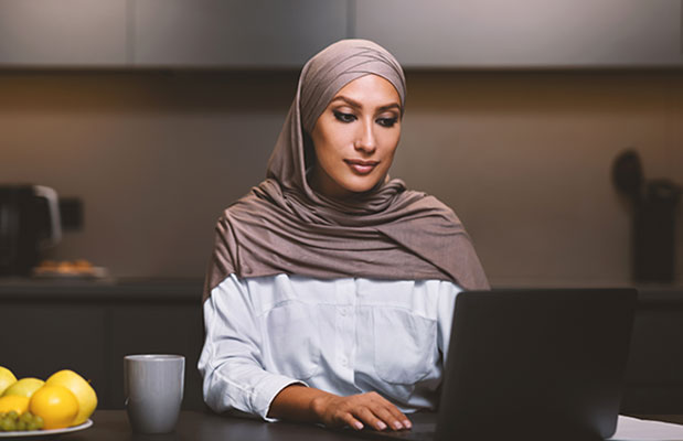 عکس کار با لپ تاپ در منزل