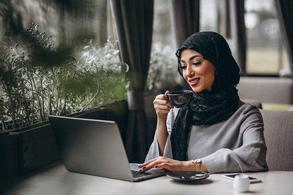 عکس تبلیغاتی حجاب شال مشکی