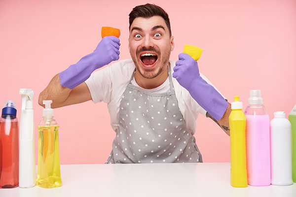 عکس مرد خشمگین در حال نظافت