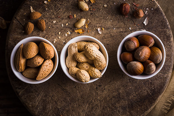 عکس بادام زمینی و فندق بادام