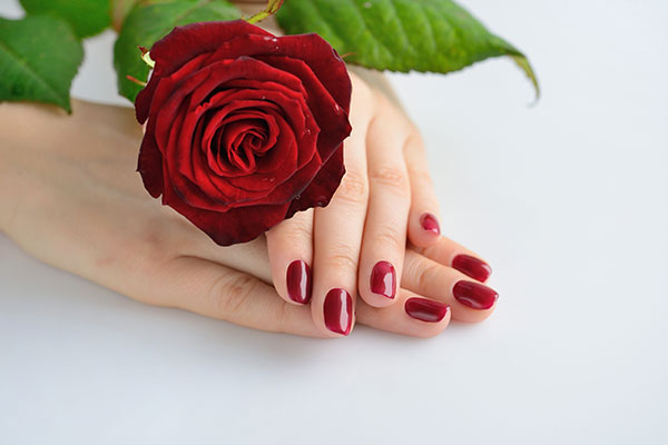 عکس لاک ناخن به رنگ رز قرمز