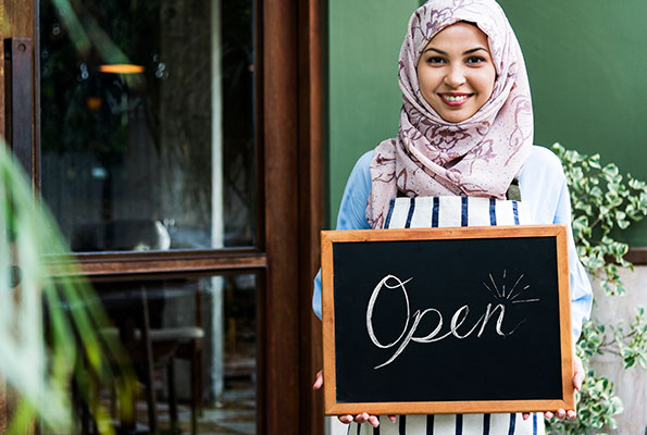 عکس تبلیغاتی حجاب اسلامی زن رستوران دار