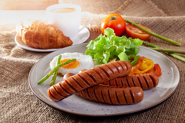 عکس تبلیغاتی غذا سوسیس تخم مرغ