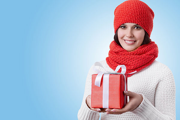 عکس زن کادو به دست