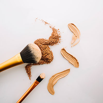 عکس تبلیغ کرم آرایشی صورت