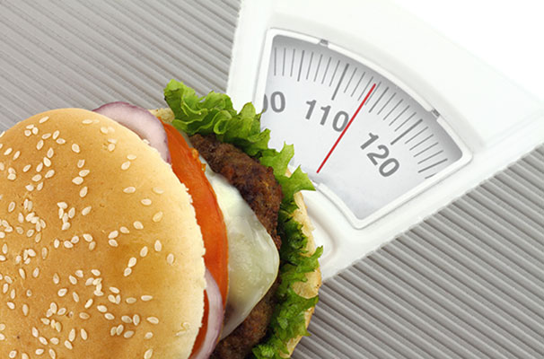 عکس تبلیغاتی غذا و ترازو چاقی