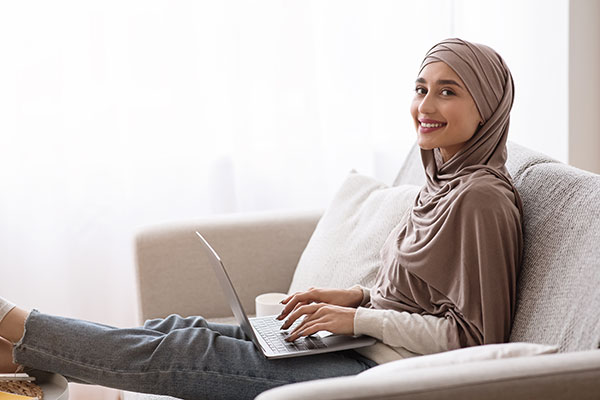 عکس زن در حال استفاده از لپ تاپ