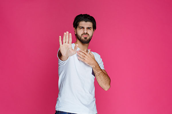 عکس مرد جوان معترض