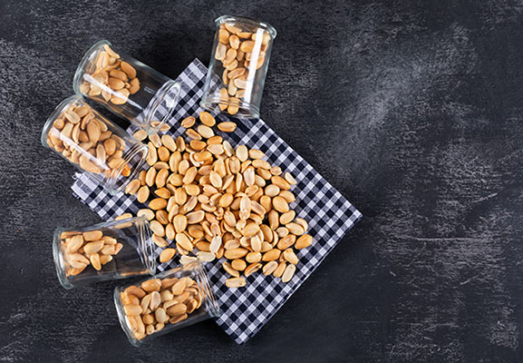عکس بادام زمینی مغز شده