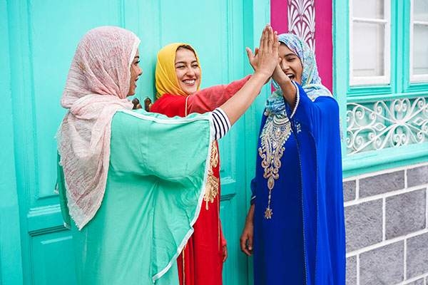 عکس زن با پوشش محلی اسلامی