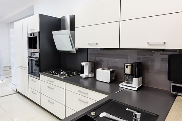عکس آشپزخانه با کابینت سفید