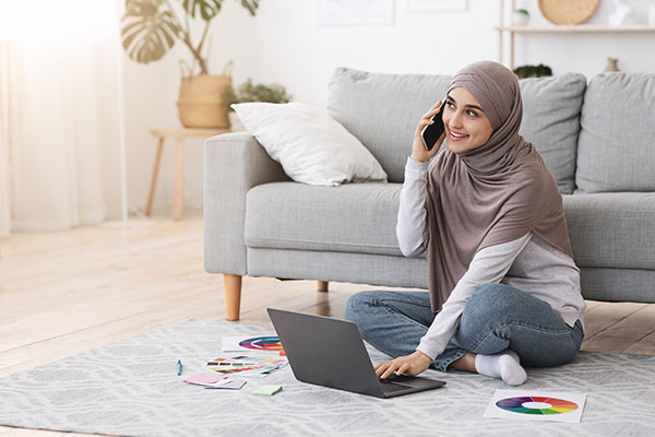 عکس استفاده از کامپیوتر در منزل برای طراحی