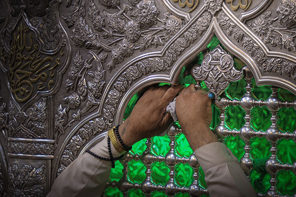 عکس دست و گرفتن ضریح امام حسین (ع)