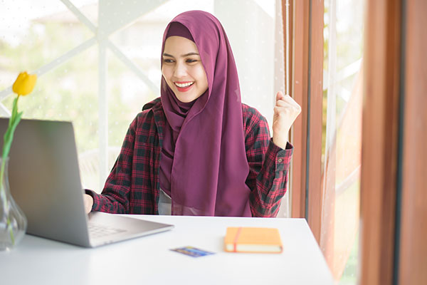عکس زن محجبه کارمند