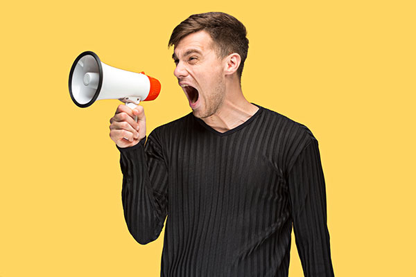 عکس فریاد در بلندگو دستی