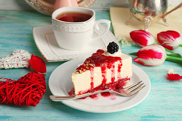 عکس کیک توت فرنگی و فنجان چای