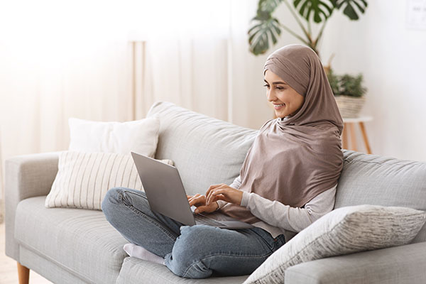 عکس کار با لپ تاپ در منزل