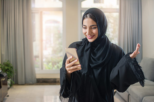 عکس تبلیغاتی خانم با حجاب و موبایل