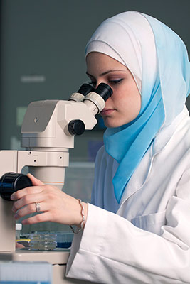 عکس تبلیغاتی پزشک خانم با حجاب و میکروسکوپ