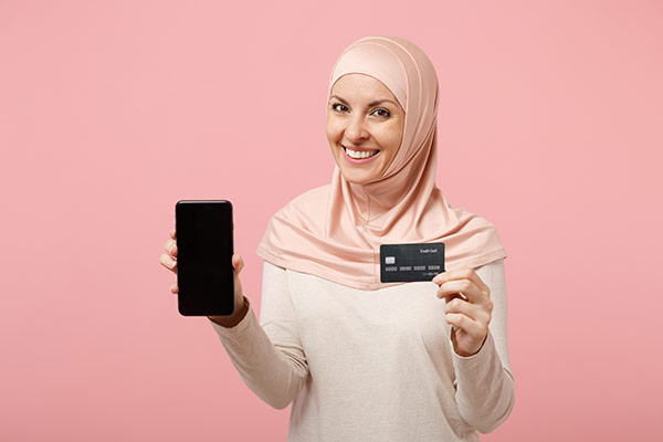 عکس تبلیغاتی زن با حجاب و موبایل و پرداخت کارت