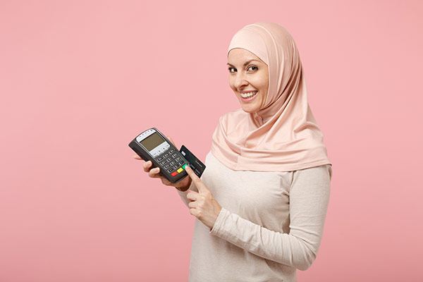 عکس تبلیغاتی خانم با حجاب و پرداخت کارت خوان