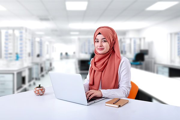 عکس تبلیغاتی خانم با حجاب و پشتیبانی