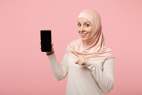 عکس زن با حجاب و موبایل