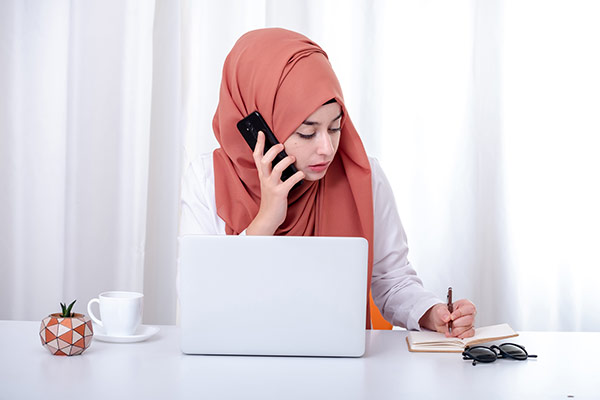 عکس تبلیغاتی خانم با حجاب و پشتیبانی