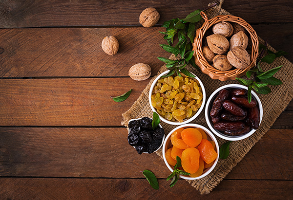 عکس چای و خرما و کشمش و گردو