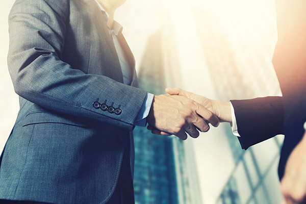 عکس با کیفیت از قرارداد طرفین و دست دادن