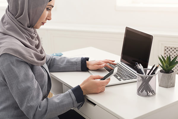 عکس تبلیغاتی خانم با حجاب و موبایل و لپ تاپ