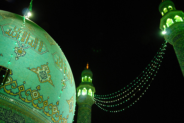 عکس گنبد و مناره با نور سبز