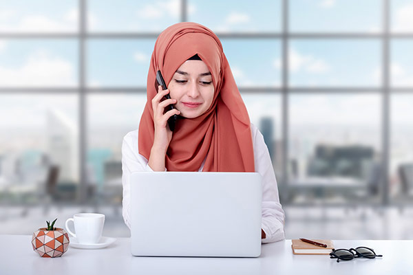 عکس تبلیغاتی خانم با حجاب و پشتیبانی