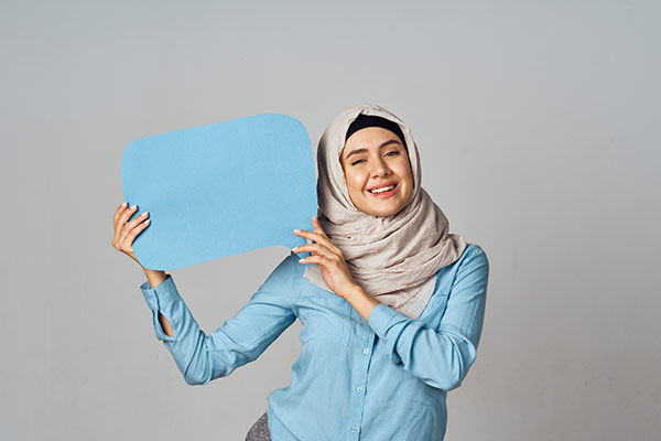 عکس زن با حجاب با یک بنر آبی
