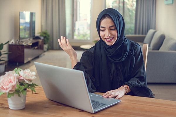 عکس تبلیغاتی خانم با حجاب و تماس تصویری