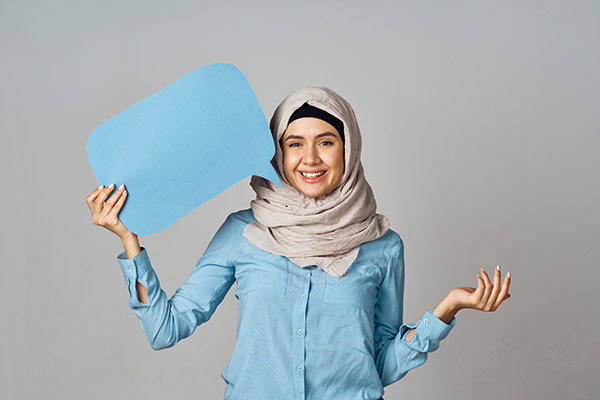 عکس تبلیغاتی خانم با حجاب با تابلو بنر آبی