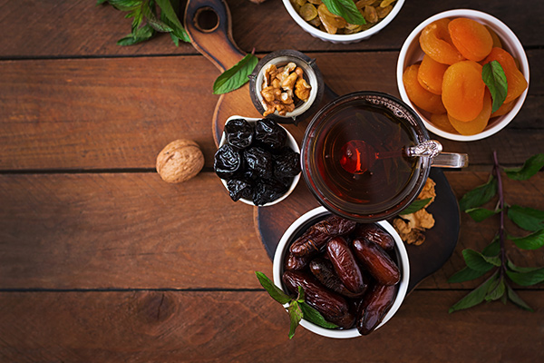 عکس چای و خرما و کشمش و گردو