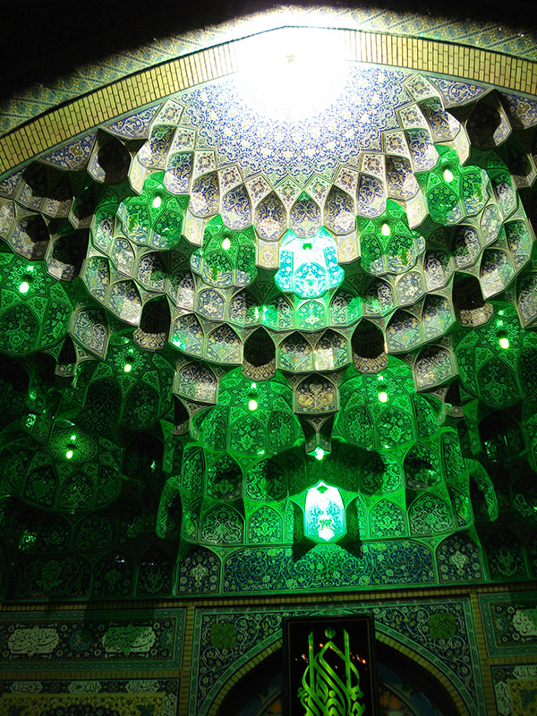 عکس نمای داخلی گنبد با نور سبز