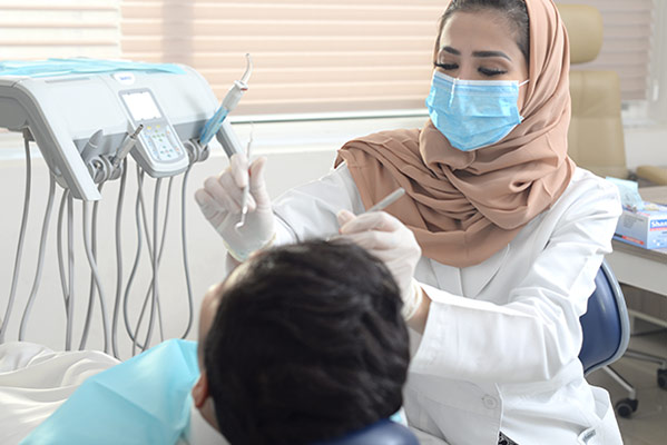 عکس تبلیغاتی دندانپزشک خانم