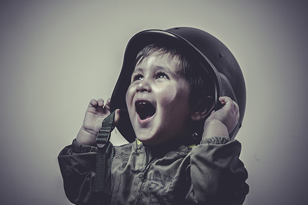 تصویر کودک با لباس نظامی