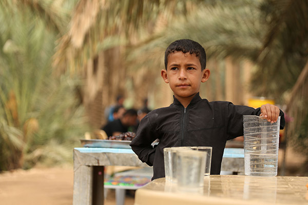 عکس کودک و آب صلواتی در پیاده روی اربعین حسینی