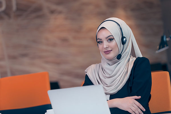 عکس تبلیغاتی خانم با حجاب و پشتیبانی