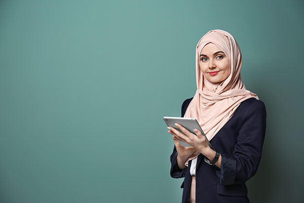 عکس تبلیغاتی خانم با حجاب و تبلت