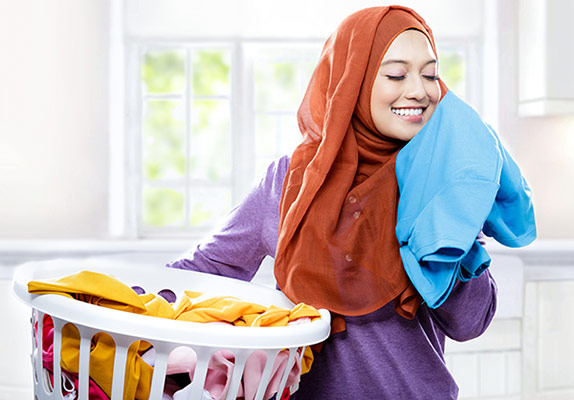عکس تبلیغاتی خانم با حجاب وشستشوی لباس