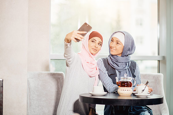 عکس تبلیغاتی خانم با حجاب و سلفی با موبایل