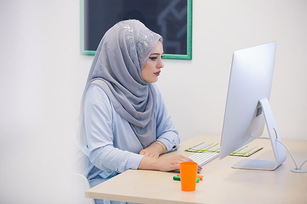 عکس تبلیغاتی خانم با حجاب و پشتیبانی